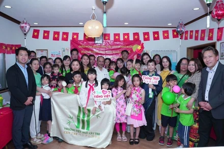 Đoàn công tác của Ủy ban Nhà nước về người Việt Nam ở nước ngoài đến thăm và làm việc tại Trường Việt ngữ Cây Tre (Kansai, Nhật Bản).