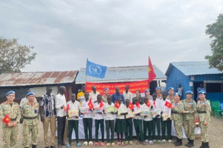 Đoàn công tác Bệnh viện dã chiến cấp 2 số 6 của Việt Nam trao quà cho học sinh Trường tiểu học Banpa, Nam Sudan. (Ảnh: SỸ CÔNG)