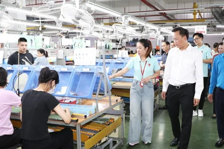 Đồng chí Nguyễn Hữu Nghĩa - Bí thư Tỉnh uỷ Hưng Yên thăm hoạt động sản xuất ở Công ty TNHH giày Ngọc Tề, tỉnh Hưng Yên.