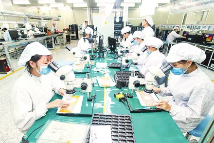Dây chuyền sản xuất bảng mạch điện tử tại nhà máy của Công ty TNHH 4P ở tỉnh Hưng Yên. (Ảnh: ĐĂNG ANH)