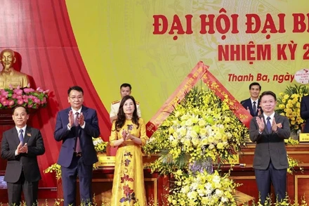 Giám đốc công an tỉnh Phú Thọ Nguyễn Minh Tuấn tặng hoa chúc mừng Đại hội Đảng bộ xã Thanh Ba lần thứ nhất.