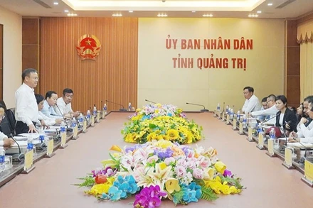 Phó Chủ tịch Ủy ban nhân dân tỉnh Quảng Trị Lê Đức Tiến cam kết dành nhiều ưu đãi cho liên doanh nhà đầu tư Capital A và T&T.