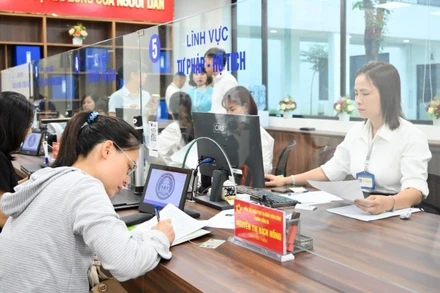 Người dân đến làm thủ tục hành chính tại Trung tâm Phục vụ hành chính công phường Đống Đa, Hà Nội. (Ảnh: THẾ ĐẠI)