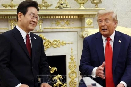 Tổng thống Mỹ Donald Trump (bên phải) trong cuộc gặp Tổng thống Hàn Quốc Lee Jae Myung tại Washington DC, ngày 25/8/2025. (Ảnh: YONHAP/TTXVN)