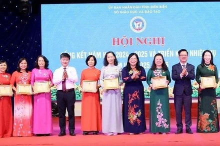 Các đồng chí lãnh đạo tỉnh Điện biên trao Kỷ niệm chương “Vì sự nghiệp xây dựng và phát triển tỉnh Điện Biên” năm 2025 cho các cá nhân có nhiều đóng góp xây dựng tỉnh Điện Biên.