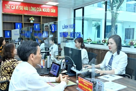 Giải quyết các thủ tục hành chính cho người dân tại Điểm Phục vụ hành chính công phường Đống Đa, Thành phố Hà Nội. (Ảnh: ĐĂNG KHOA)