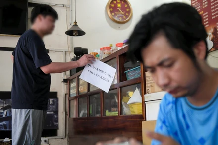 Một quán cà-phê tại Hà Nội dán thông báo không nhận chuyển khoản. (Ảnh: THẾ ĐẠI)