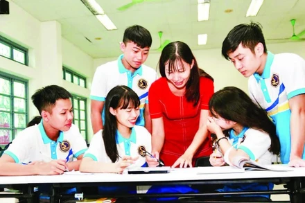 Giảng viên và sinh viên Trường đại học Giao thông vận tải trong giờ học môn Hình họa-Vẽ kỹ thuật.