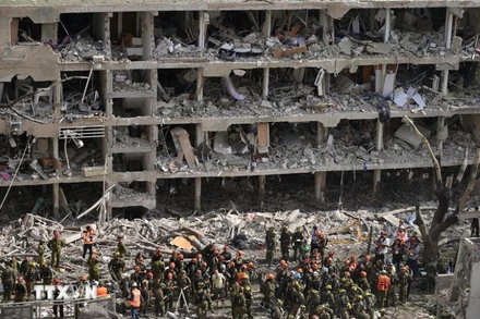 Tòa nhà tại Tel Aviv, miền Trung Israel bị phá hủy sau cuộc tấn công tên lửa của Iran. (Ảnh: THX/TTXVN)