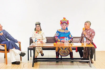 Các nghệ sĩ giao lưu cùng khán giả tại sự kiện “Hạ hồi Talkshow”.