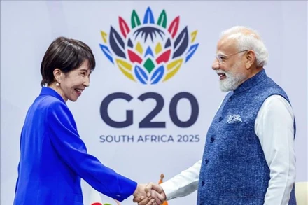 Thủ tướng Nhật Bản Sanae Takaichi và Thủ tướng Ấn Độ Narendra Modi tại cuộc gặp bên lề Hội nghị thượng đỉnh G20 ở Nam Phi. (Ảnh: ANI/TTXVN)