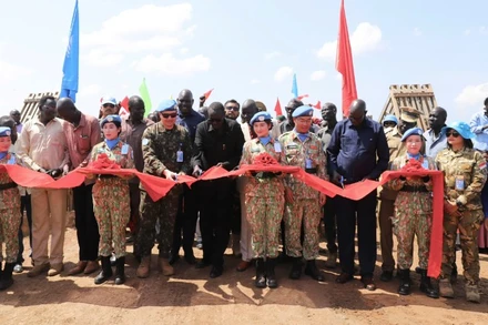 Đội Công binh số 4 Việt Nam bàn giao cầu Banton cho chính quyền địa phương sau khi sửa chữa nâng cấp.