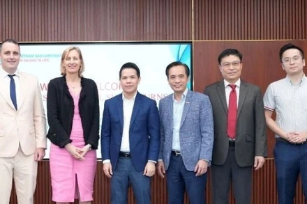 Tổng lãnh sự quán Hoa Kỳ tại Việt Nam và lãnh đạo PV GAS chụp ảnh lưu niệm tại trụ sở PV GAS vào tháng 2/2025.