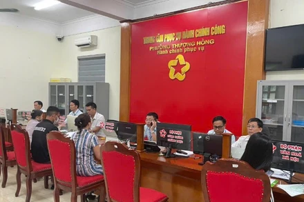 Người dân đến làm thủ tục tại Trung tâm phục vụ hành chính công phường Thượng Hồng, tỉnh Hưng Yên. (Ảnh: CÔNG ĐẠT)