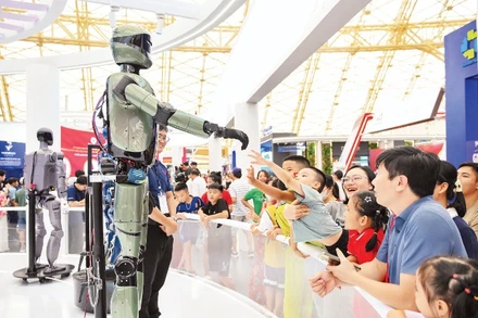 Gian trưng bày của doanh nghiệp tư nhân thu hút sự quan tâm của đông đảo người dân tại Triển lãm thành tựu đất nước “80 năm Hành trình Độc lập-Tự do-Hạnh phúc”. (Ảnh: THẾ ĐẠI)