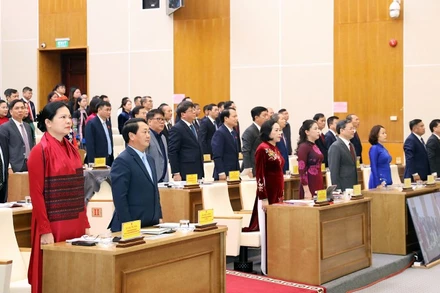 Đại biểu dự kỳ họp thực hiện nghi thức chào cờ.