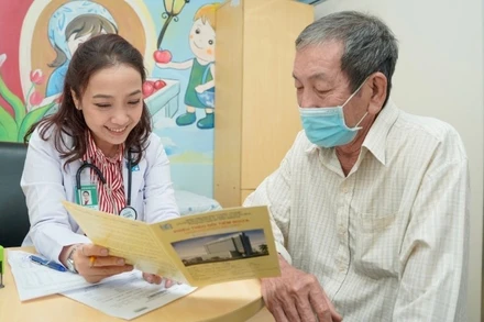 Bác sĩ tại Bệnh viện đại học Y dược Thành phố tư vấn về tiêm vaccine phòng bệnh RSV cho người cao tuổi.