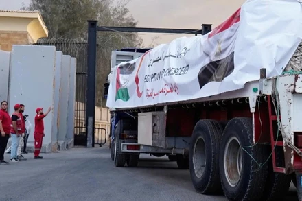 Xe chở hàng viện trợ nhân đạo cho người dân Gaza.