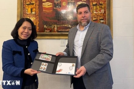 Nghị sĩ Victor Aldaya trao Đại sứ Ngô Minh Nguyệt bộ tem do Bưu chính Uruguay phát hành tháng 12/2013, nhân kỷ niệm 20 năm quan hệ ngoại giao Việt Nam-Uruguay, với chân dung của Đại tướng Võ Nguyên Giáp. (Ảnh TTXVN)