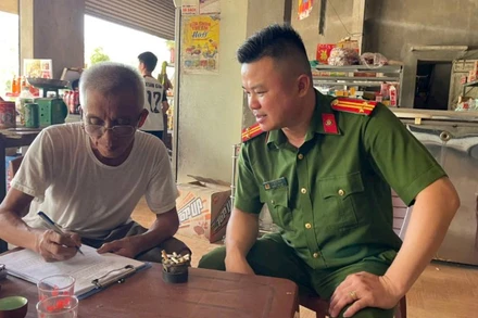 Công an xã Tân Thành, tỉnh Lạng Sơn hướng dẫn người dân ký cam kết không vi phạm an ninh trật tự trên địa bàn.