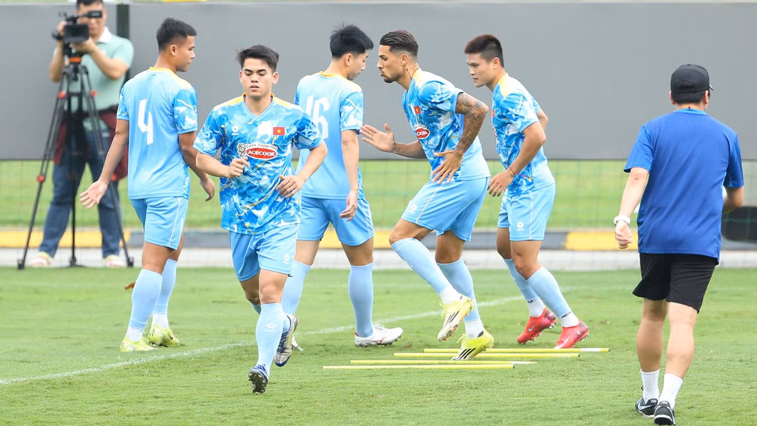 Các cầu thủ đội tuyển Việt Nam nỗ lực hết mình trong buổi tập. (Ảnh: VFF)