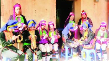Nghệ thuật may và trang trí trang phục người Dao Thanh Phán ở huyện Ba Chẽ, tỉnh Quảng Ninh.