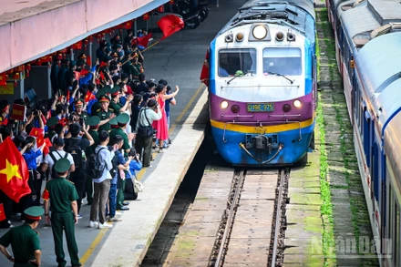 [Ảnh] Niềm vui trên những đoàn tàu đặc biệt chở cán bộ, chiến sĩ ra Hà Nội làm nhiệm vụ A80 
