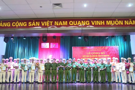 Trao quyết định đối với 30 chỉ huy các đội chữa cháy và cứu nạn, cứu hộ khu vực. 