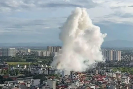 Vụ nổ gây khói bốc cao hàng trăm mét.