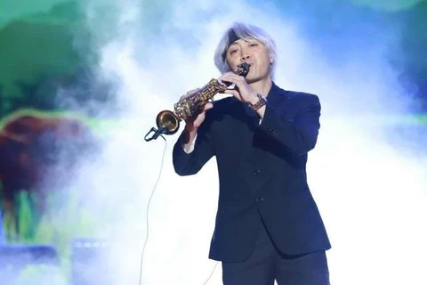 Nghệ sĩ saxophone Taruki Sax (Bảo Anh) trình diễn trên sân khấu.