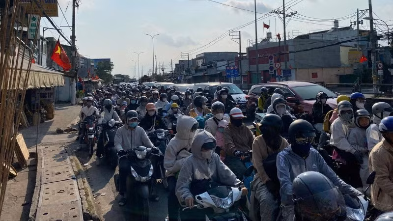 Quốc lộ 1, đoạn từ đường Kinh Dương Vương đến ranh tỉnh Long An thường xuyên ùn tắc giao thông vào các dịp lễ, Tết (Ảnh: VÕ LÊ)