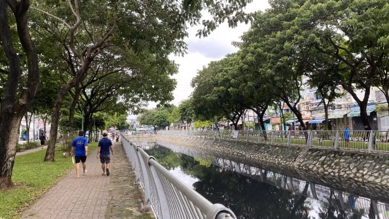 Tuyến kênh Hàng bàng, một tuyến kênh ô nhiễm đang được thành phố nạo vét, cải tạo. (Ảnh: QUÝ HIỀN)