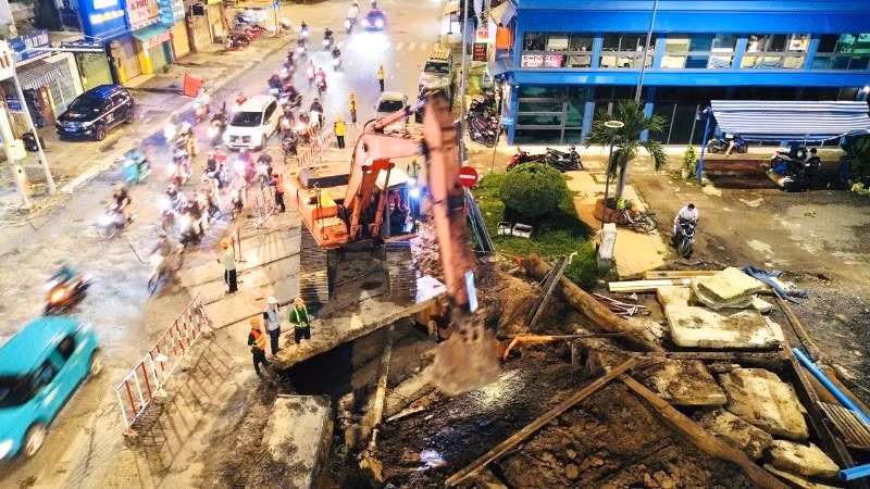 Công tác di dời và tái lập hạ tầng kỹ thuật trên toàn tuyến bao gồm hệ thống điện trung-hạ thế, cấp thoát nước... đang thực hiện khẩn trương để kịp khởi công tuyến Metro 2 giữa tháng 1/2026. (Ảnh: VÕ LÊ)