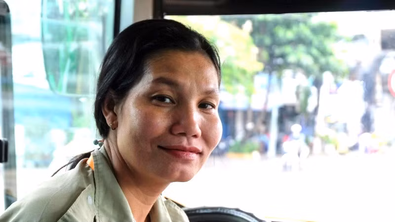 Chị Lê Thị Hồng Hạnh (41 tuổi), tài xế thuộc Hợp tác xã vận tải Thanh Sơn đã gắn bó gần 20 năm với nghề. (Ảnh: QUÝ HIỀN)