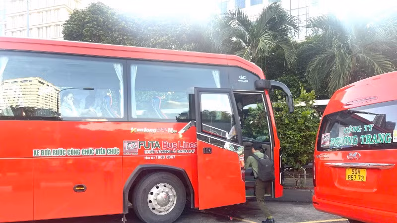 Xe đưa đón cán bộ đến Thành phố Hồ Chí Minh làm việc. (Ảnh: QUÝ HIỀN)