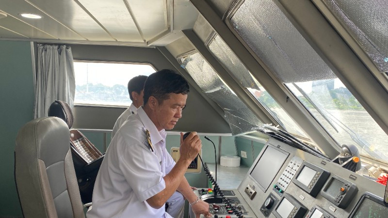 Tổ lái tàu kiểm tra hiệu lệnh cho tàu cao tốc xuất bến tại Thành phố Hồ Chí Minh. (Ảnh: QUÝ HIỀN) kiem-tra-tau-cao-toc-7749.jpg