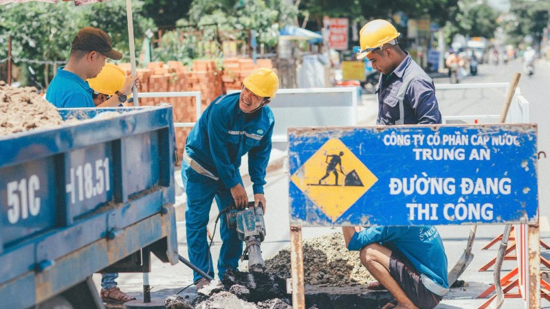 Công ty Cổ phần Cấp nước Trung An thi công hệ thống cấp nước trên địa bàn Thành phố Hồ Chí Minh. (Ảnh: QUÝ HIỀN)