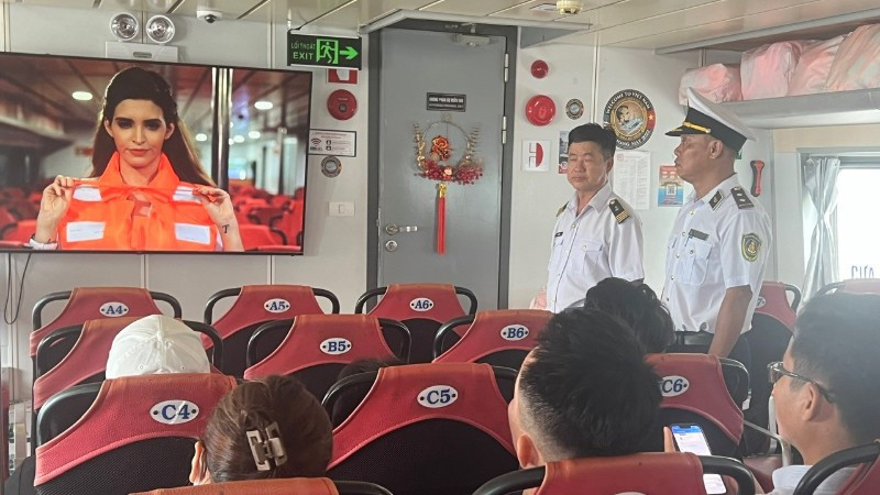 Hướng dẫn quy cách mặc áo phao trên tàu cao tốc Thành phố Hồ Chí Minh đi Vũng Tàu. (Ảnh: QUÝ HIỀN)