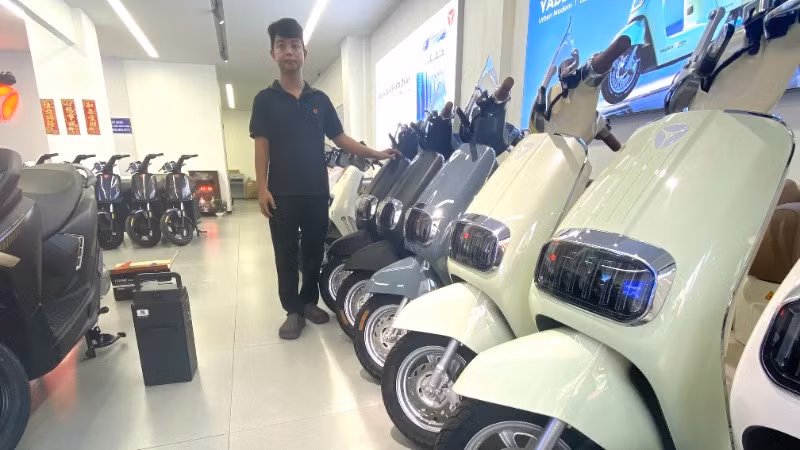 Một cửa hàng bán xe máy điện có doanh thu cao do nhu cầu người đi phương tiện điện ngày càng cao. (Ảnh: QUÝ HIỀN)