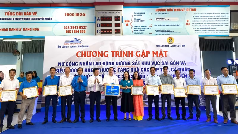 Tổng Liên đoàn Lao động Việt Nam và Tổng Công ty Đường sắt Việt Nam biểu dương, tặng quà cho các tập thể, cá nhân tham gia khắc phục sự cố cầu Ghềnh, sáng 13/3 (Ảnh: QUÝ HIỀN)