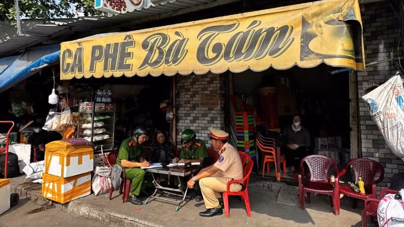 Lực lượng Công an xử lý vi phạm lấn chiếm vỉa hè gây mất mỹ quan đô thị. (Ảnh: QUÝ HIỀN)