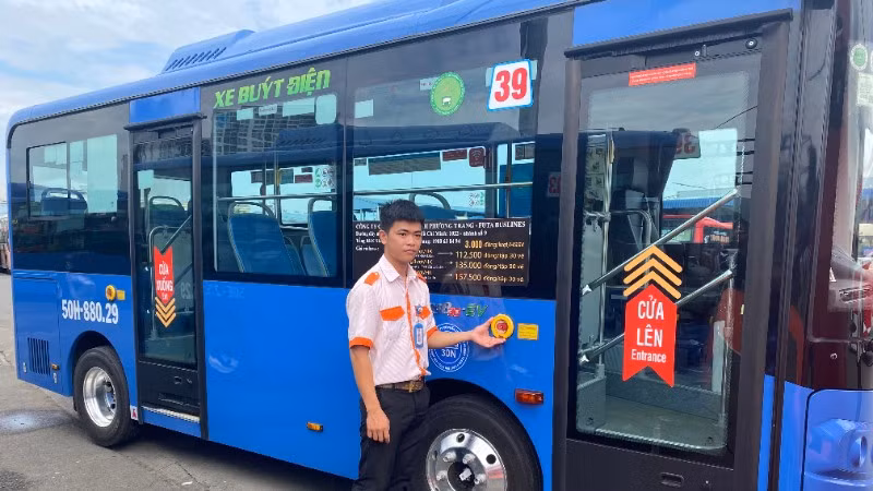 Xe buýt điện đi vào vận hành đánh dấu bước tiến quan trọng trong quá trình nâng cao chất lượng dịch vụ và phát triển giao thông công cộng tại Thành phố Hồ Chí Minh. (Ảnh: QUÝ HIỀN)