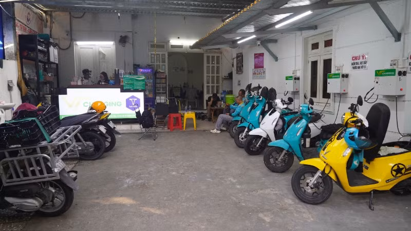 Một dịch vụ sạc xe máy điện tại khu vực Trung tâm Thành phố (Ảnh: THẾ ANH)