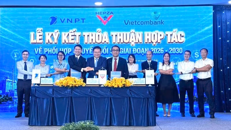 Ban Quản lý các Khu chế xuất và Công nghiệp Thành phố Hồ Chí Minh cùng các đơn vị ký kết hợp tác nhằm thúc đẩy chuyển đổi số, phát triển hạ tầng số cho các khu chế xuất, khu công nghiệp. (Ảnh: VÕ LÊ)