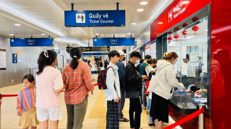 Hành khách mua vé đi Metro. (Ảnh: QUÝ HIỀN)