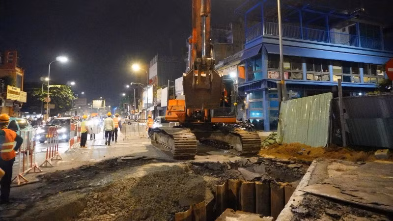 Các đơn vị tăng tốc di dời hạ tầng ngầm nhằm bảo đảm khởi công tuyến Metro số 2 vào giữa tháng 1/2026. (Ảnh: QUÝ HIỀN)