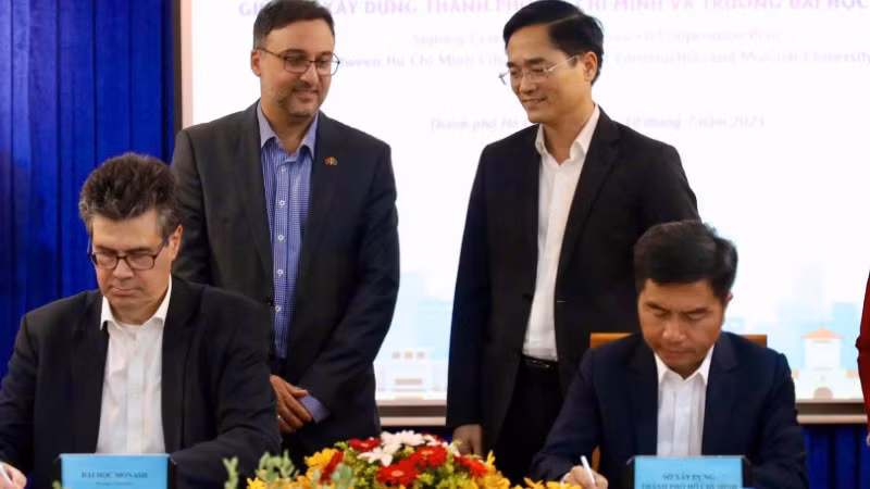 Giám đốc Sở Xây dựng Thành phố Hồ Chí Minh cùng đại diện Trường đại học Monash ký kết văn bản hợp tác. (Ảnh: QUÝ HIỀN)