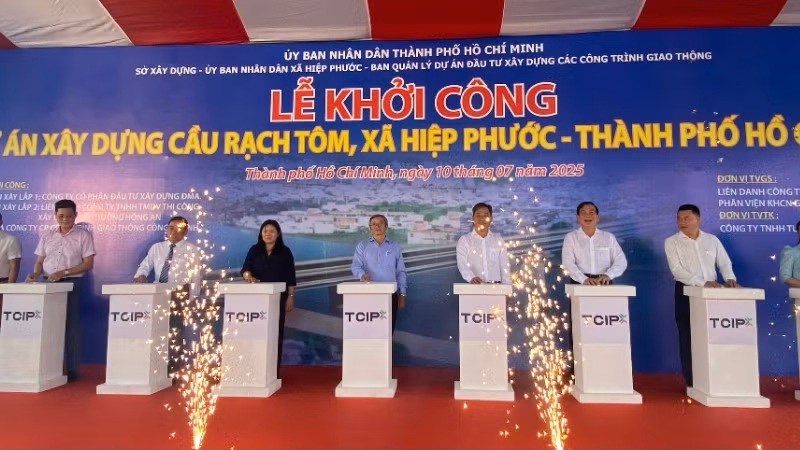 Chủ đầu tư và chính quyền địa phương bấm nút khởi công công trình cầu Rạch Tôm. (Ảnh: QUÝ HIỀN)