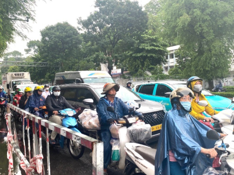 Dòng người mệt mỏi nhích từng chút một trong cơn mưa, đoạn trước Công viên Tao Đàn. (Ảnh: QUÝ HIỀN) ket-xe-truoc-cv-tao-dan-3729.jpg