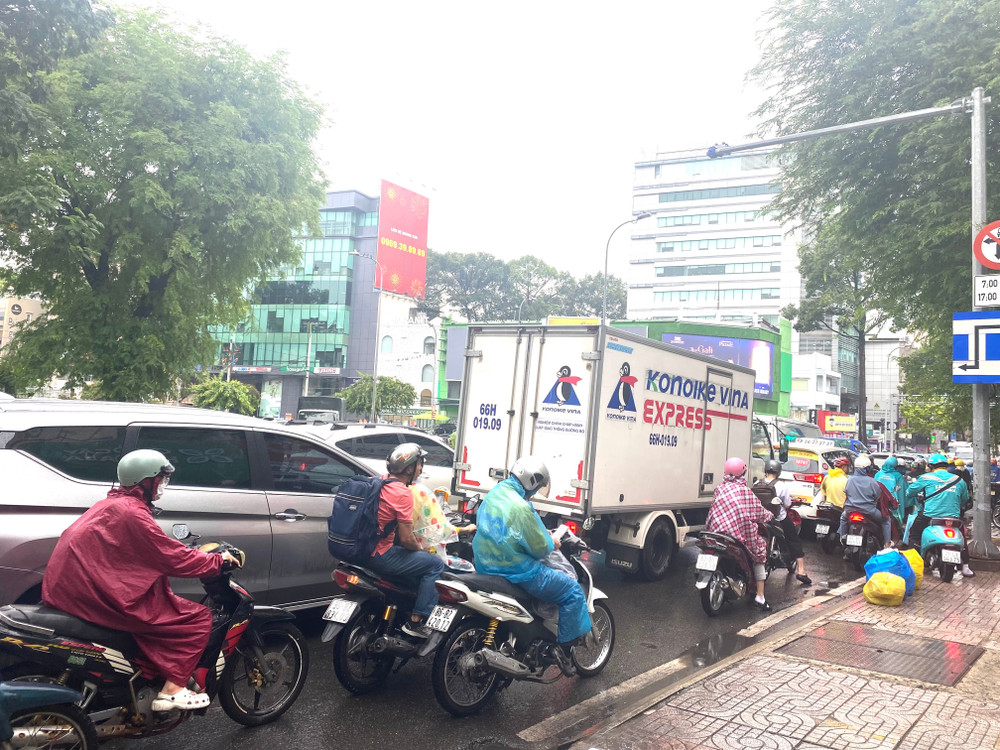 Ngã tư đường Cách Mạng Tháng Tám-Nguyễn Thị Minh Khai dù có lực lượng Cảnh sát giao thông điều tiết nhưng tình trạng kẹt xe kéo dài từ trưa đến chiều 27/6. (Ảnh: QUÝ HIỂN) ket-xe-goc-cmt8-ntmk.jpg